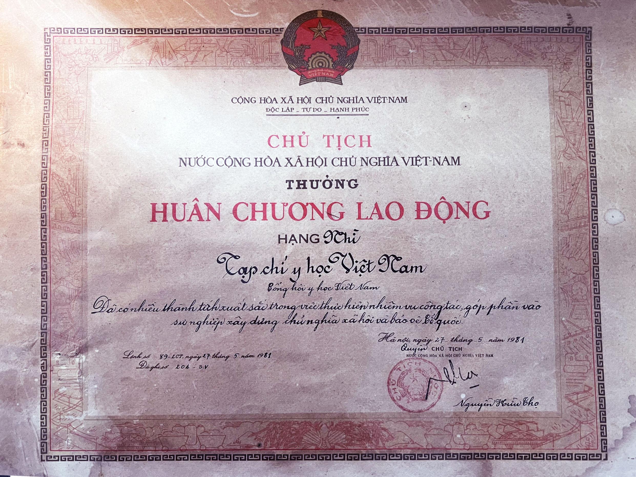 Chan dung anh sinh vien dang an uong tai Ngo Lan Ong